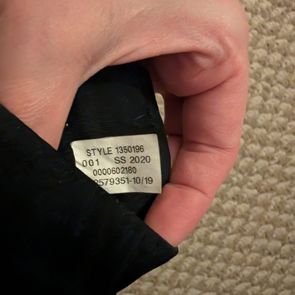 Large, Women's Under Armour Shorts - Picture 4 of 4